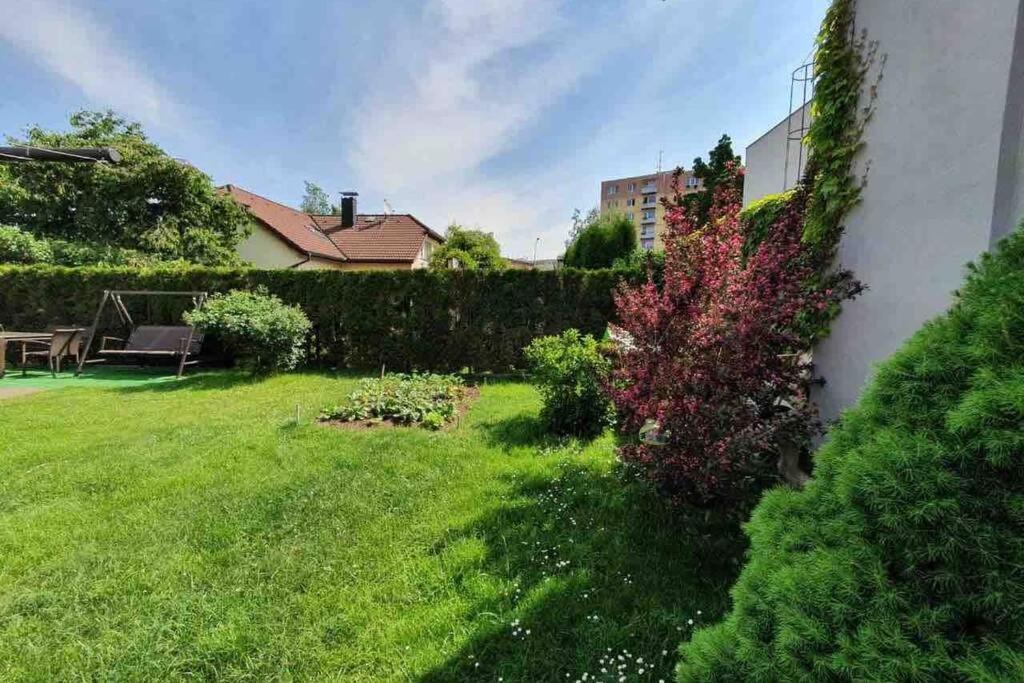 Family Apartment With Garden And Parking Spot Ceske Budejovice Kültér fotó